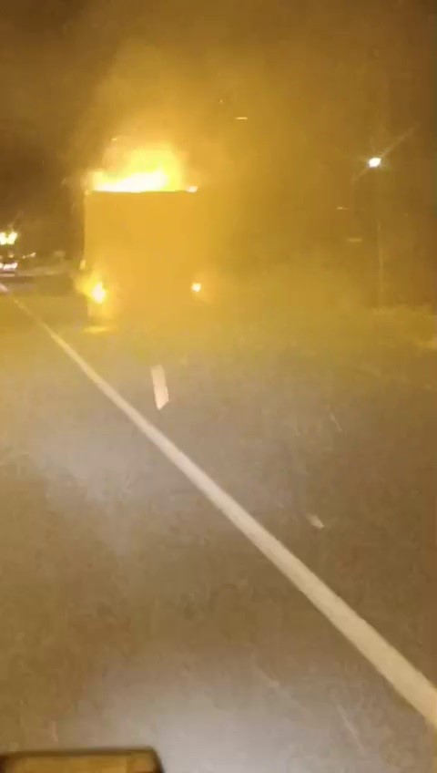 Seyir halindeyken alev alan kamyon yola devam etti