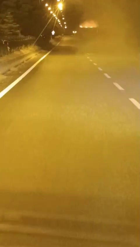 Seyir halindeyken alev alan kamyon yola devam etti
