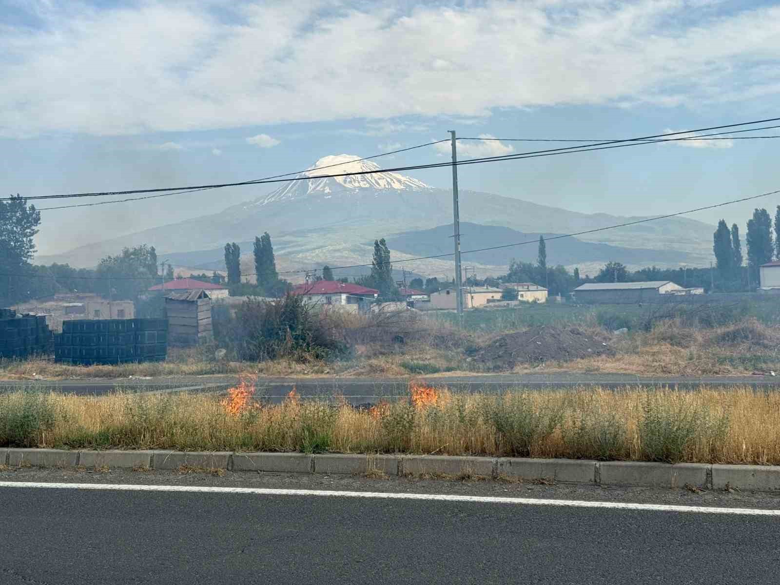 Iğdır’da yaşlı kadın uluslararası yolun ayırıcı kısmındaki otları ateşe verdi

