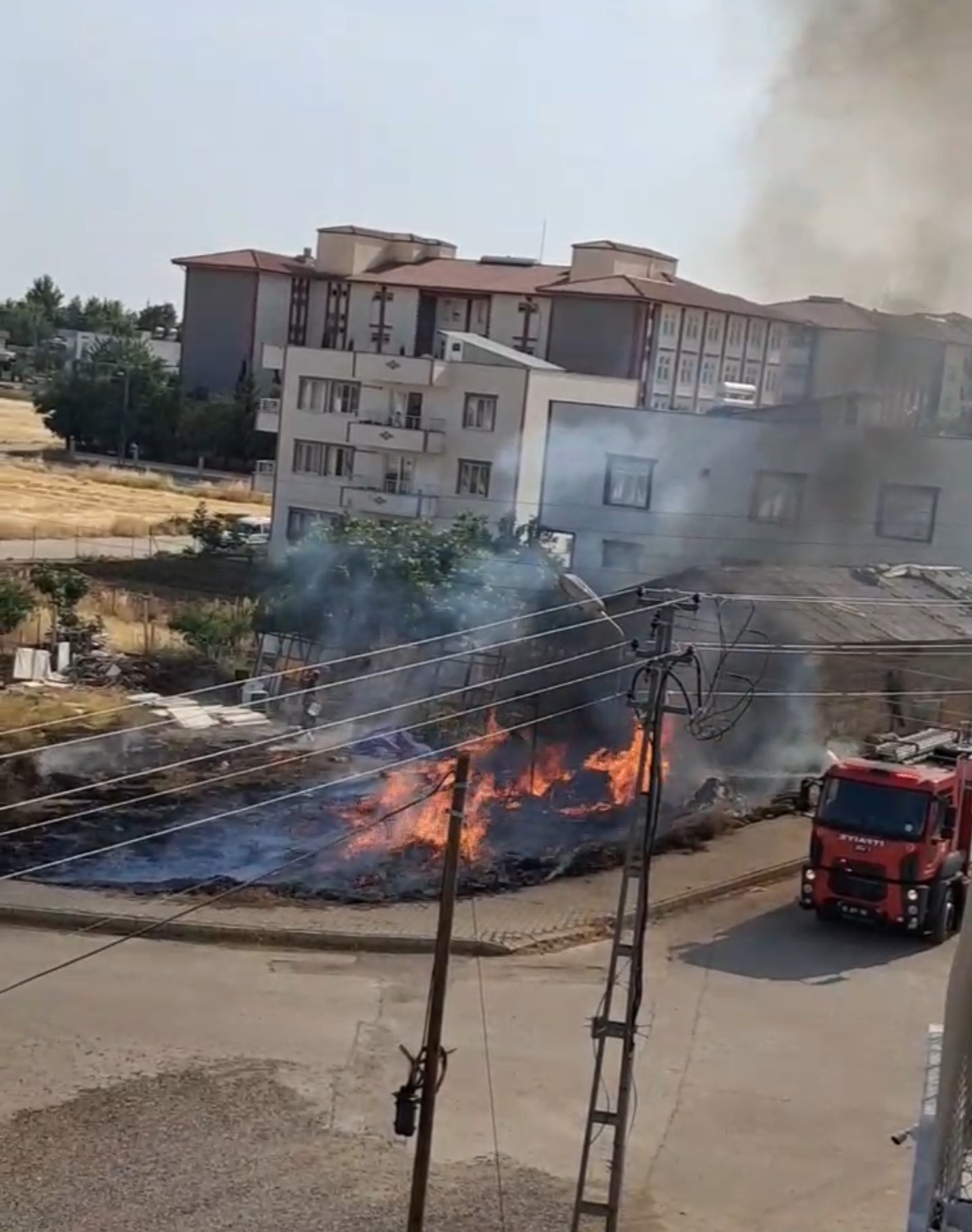 Bahçede yakılan ateş anız yangınına neden oldu