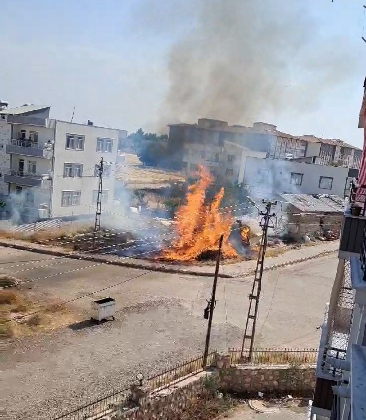 Bahçede yakılan ateş anız yangınına neden oldu
