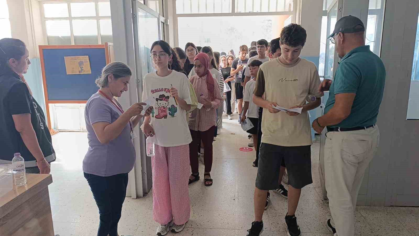 Manavgat’ta LGS heyecanı: Veliler dua etti, öğrenciler ter döktü