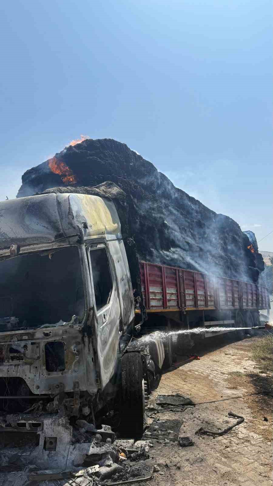 Antalya’da saman yüklü tır alev alev yandı
