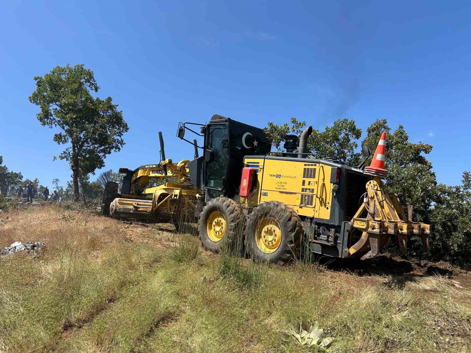 Uşak’ta meşelik alanda çıkan yangın söndürüldü