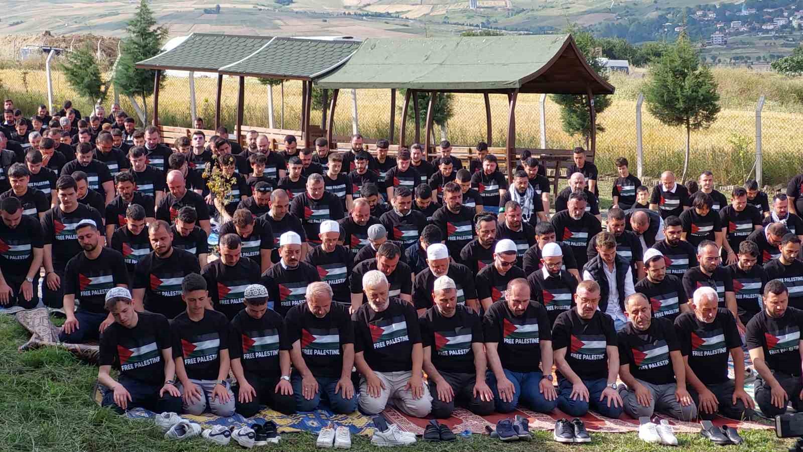 Samsunspor taraftarlarından Filistin’e dua, İsrail’e protesto