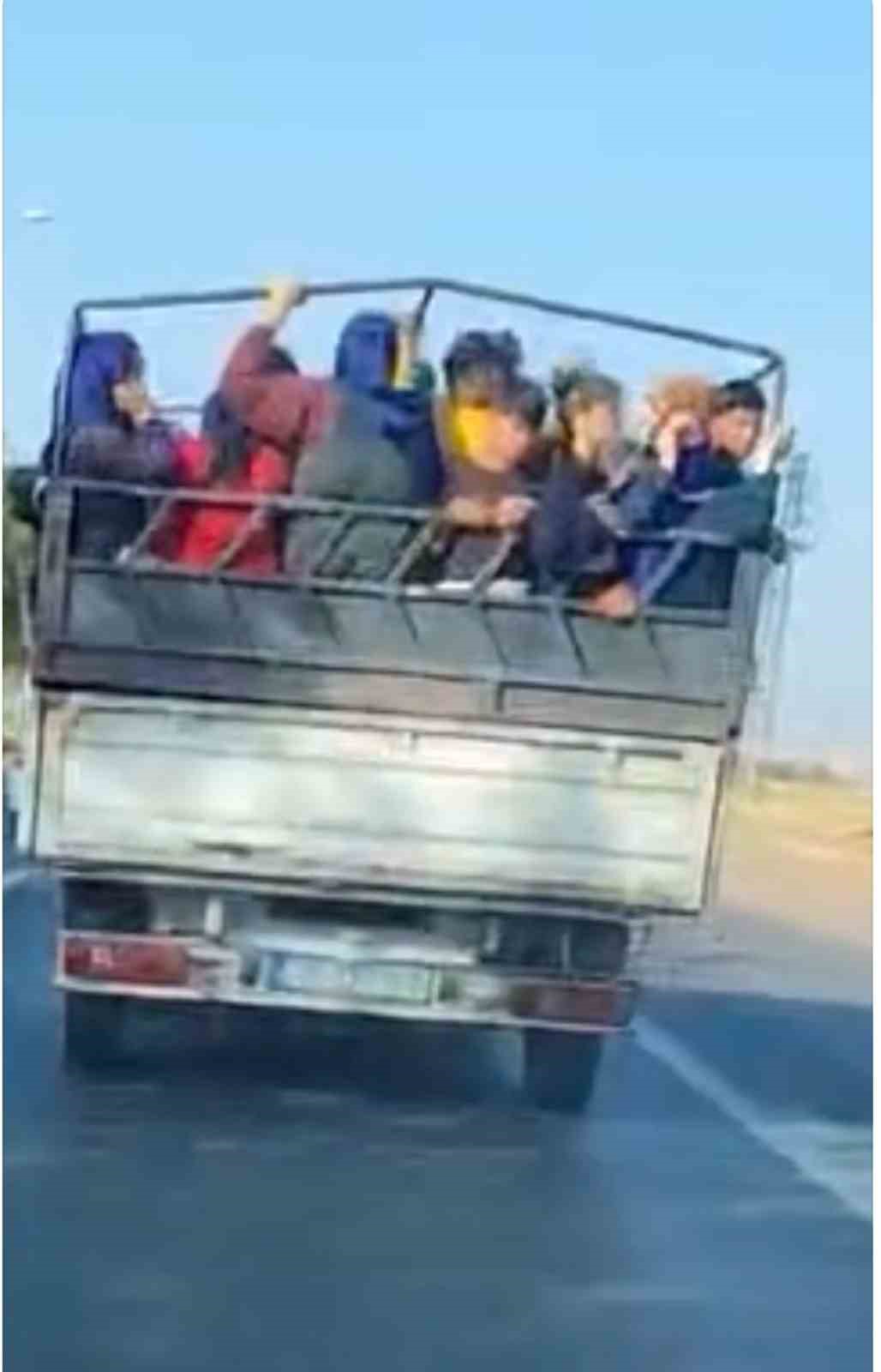 Siverek&rsquo;te mevsimlik iş&ccedil;ilerin tehlikeli yolculuğu kamerada
