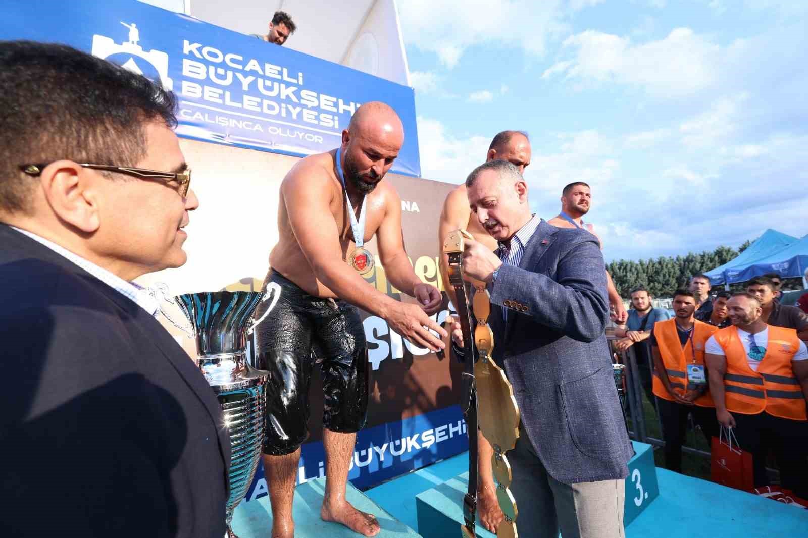 Sekapark Güreşleri’nin başpehlivanı Orhan Okulu oldu