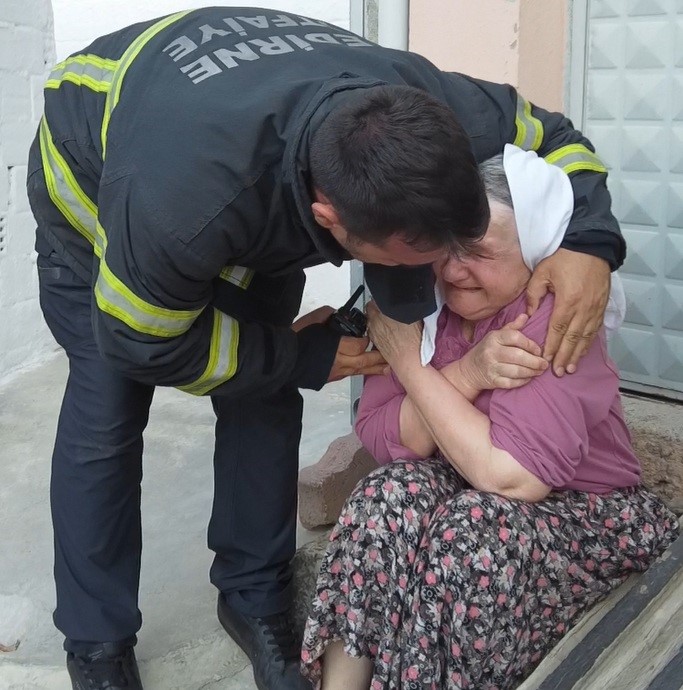 Kardeşinin evi yanan yaşlı kadını, itfaiye eri sarılarak teselli etti
