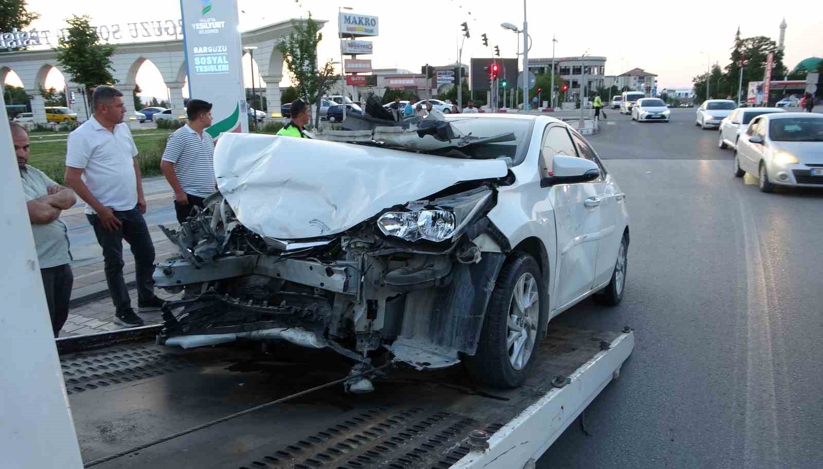 Malatya’da iki otomobil çarpıştı: 2 yaralı