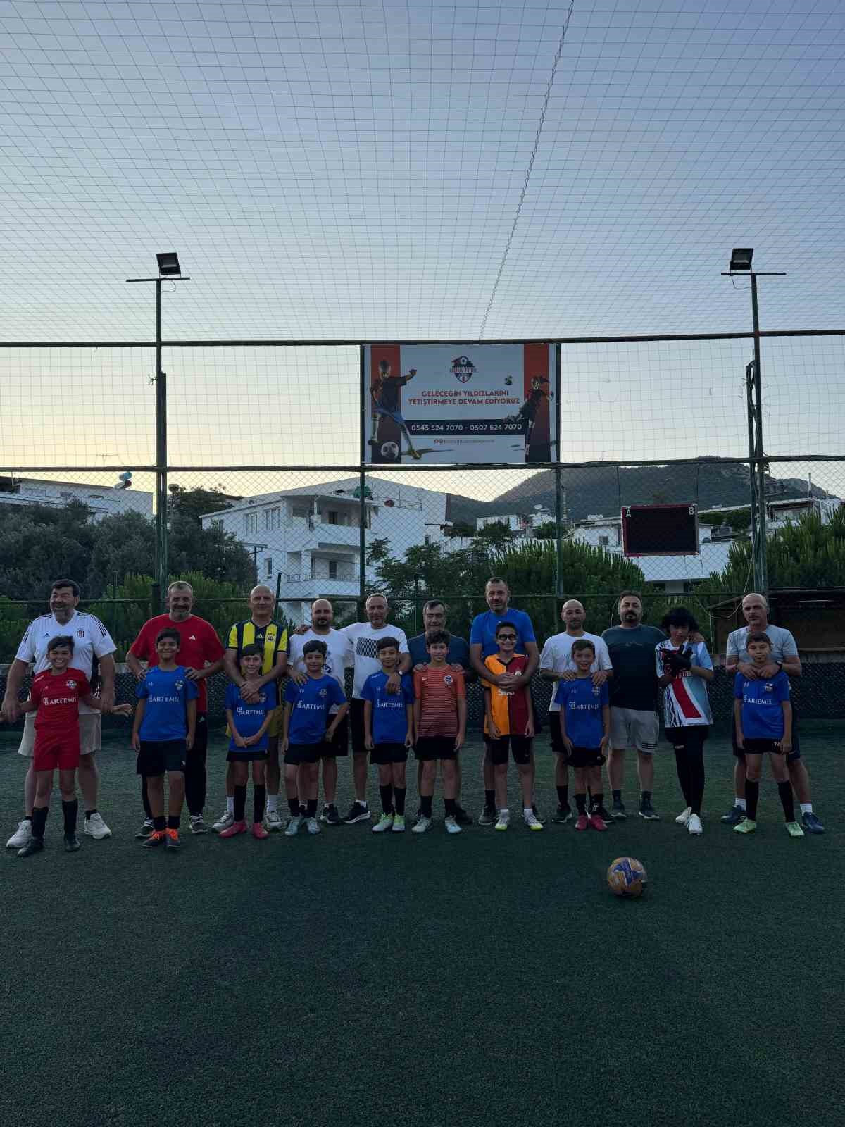 Futbol sahasında Babalar Günü coşkusu
