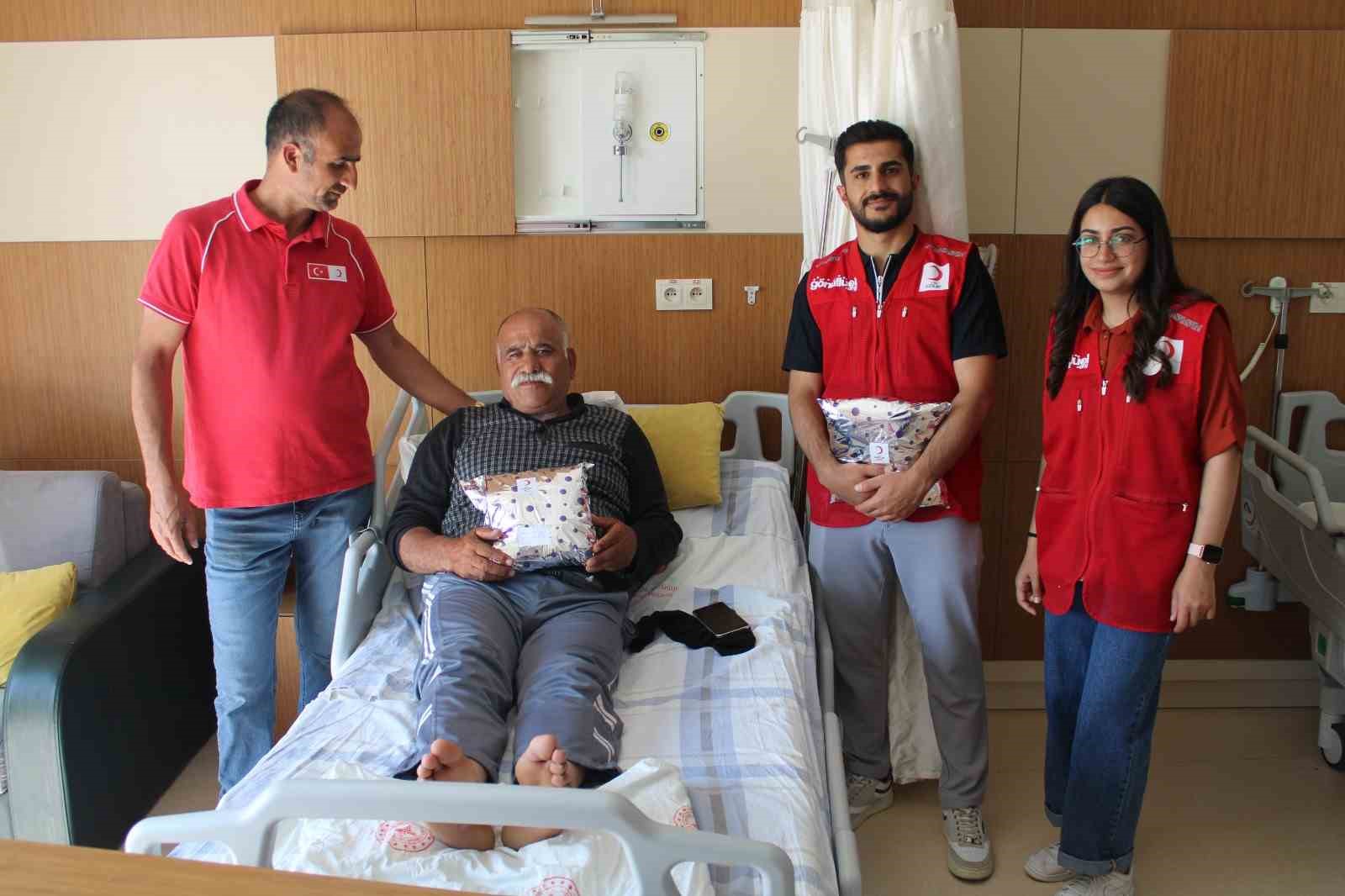 Ağrı’da Kızılay gönüllüleri babaların yüzünü güldürdü
