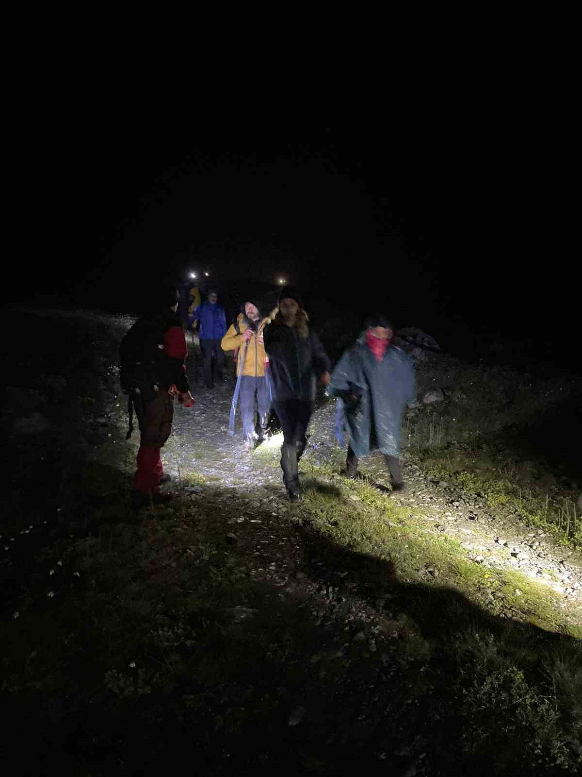 Demirkapı Yaylası&rsquo;nda sisten y&ouml;nlerini şaşıran dağcıların imdadına jandarma ve AFAD yetişti
