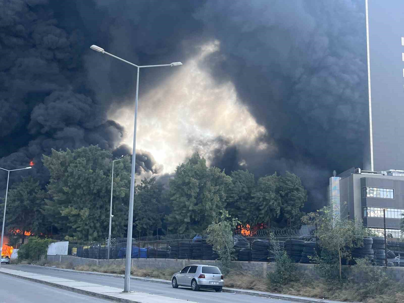 İzmir Valiliğinden depo yangınıyla ilgili açıklama
