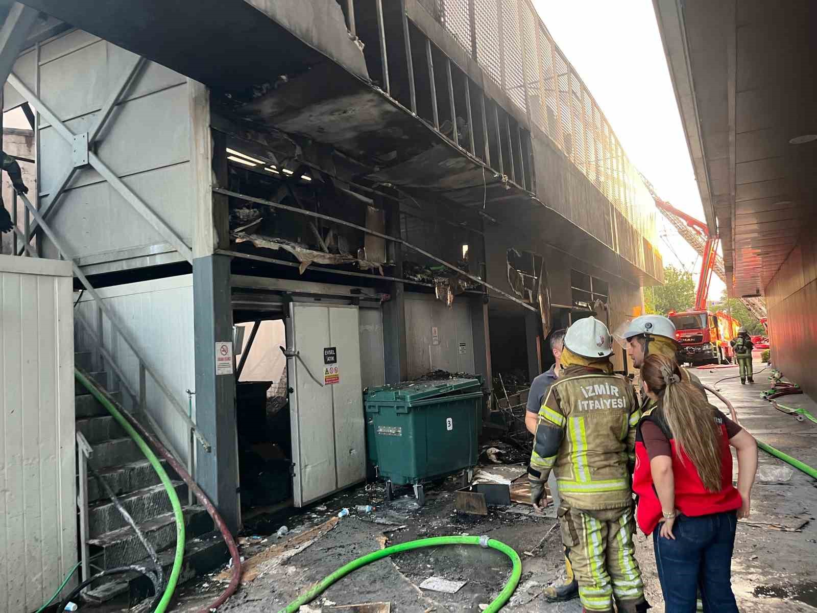 İzmir’de inşaat deposundaki yangın kontrol altına alındı