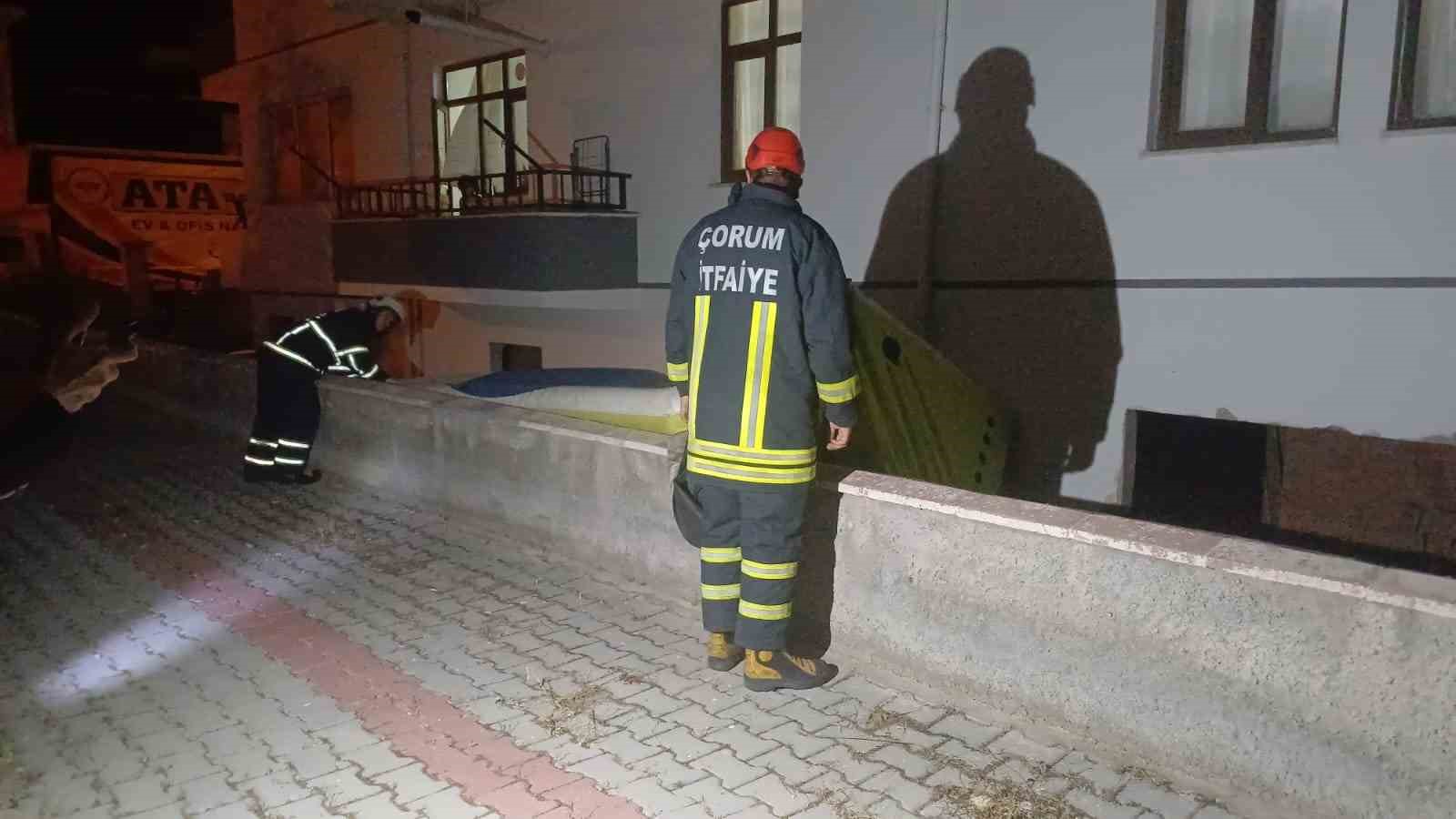 3 katlı binanın çatısında intihara kalkışan şahsı polis ikna etti