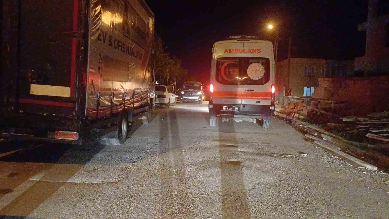 3 katlı binanın &ccedil;atısında intihara kalkışan şahsı polis ikna etti
