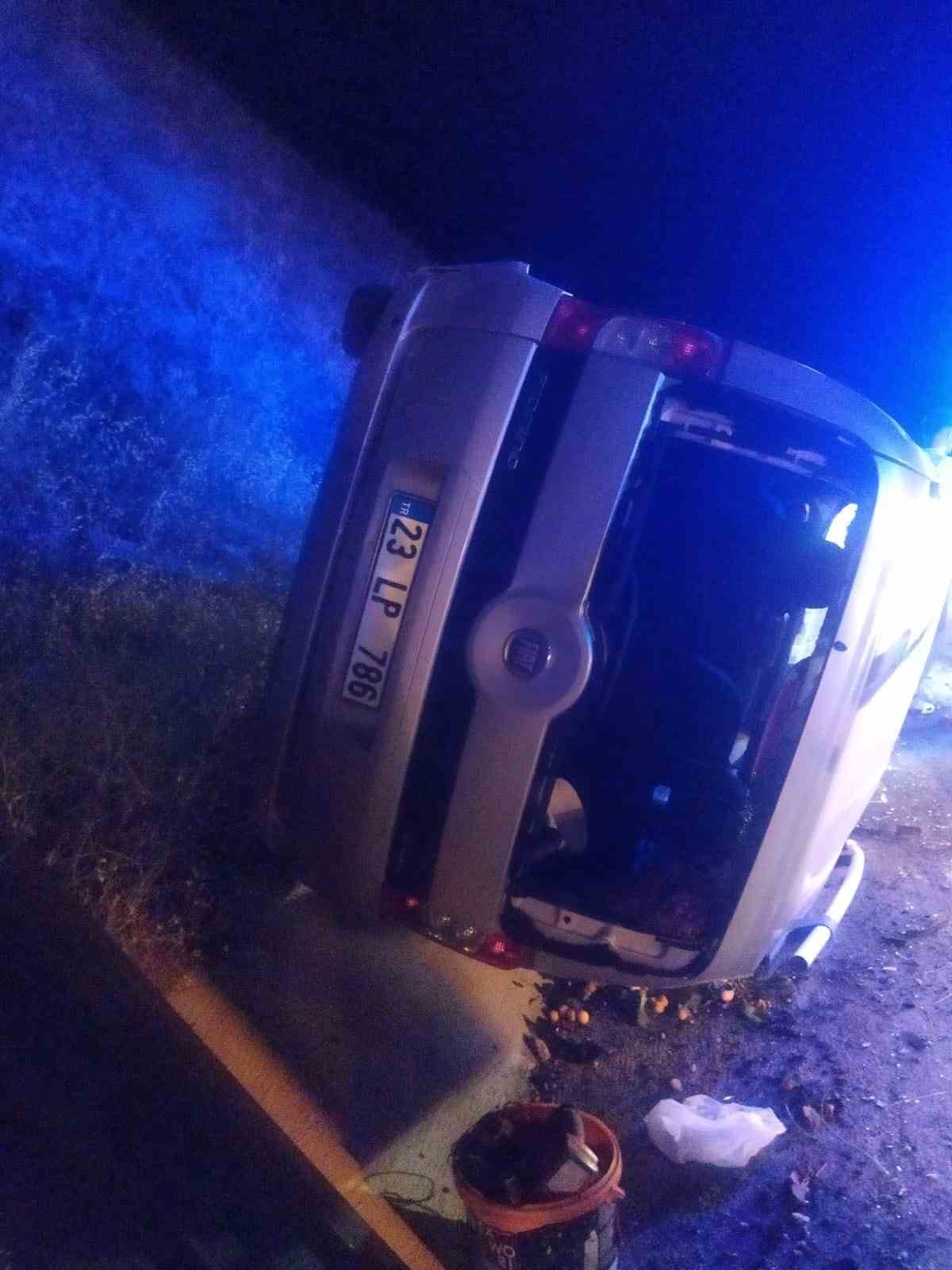 Elazığ’da hafif ticari araç yan yattı: 2 yaralı