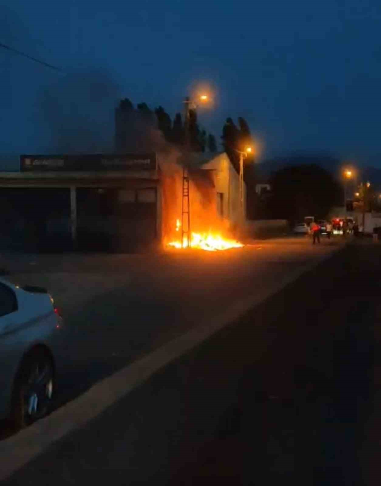 Iğdır’da dökülen çöpler alev aldı, elektrik direği yandı