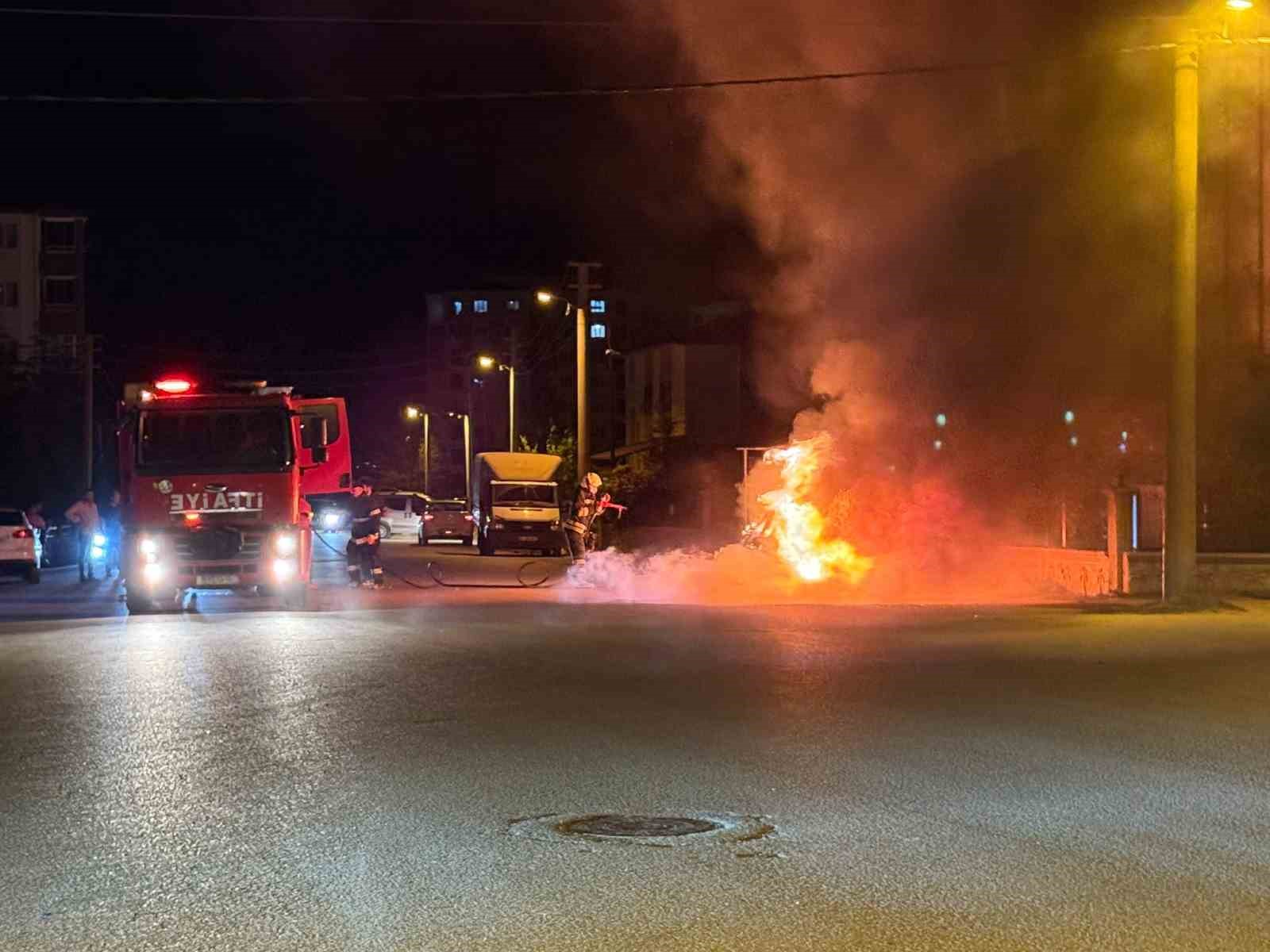Kahramanmaraş’ta yanan otomobil hurdaya döndü