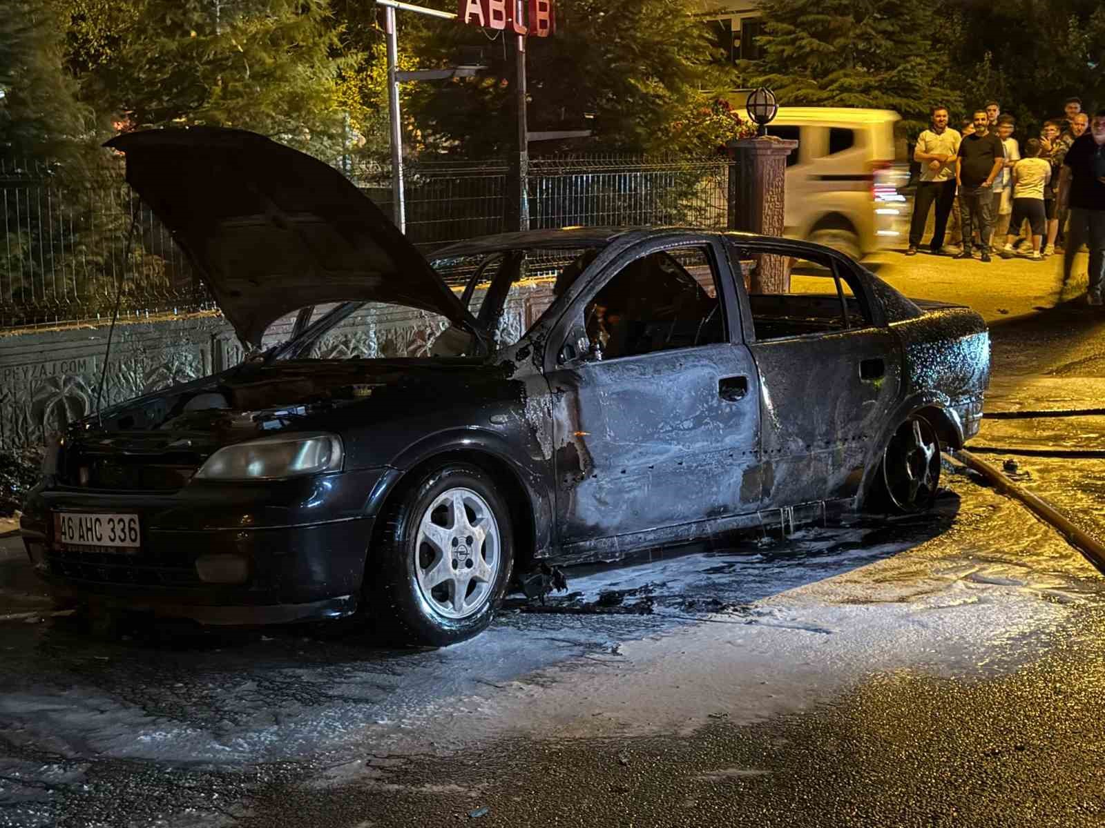 Kahramanmaraş&rsquo;ta yanan otomobil hurdaya d&ouml;nd&uuml;
