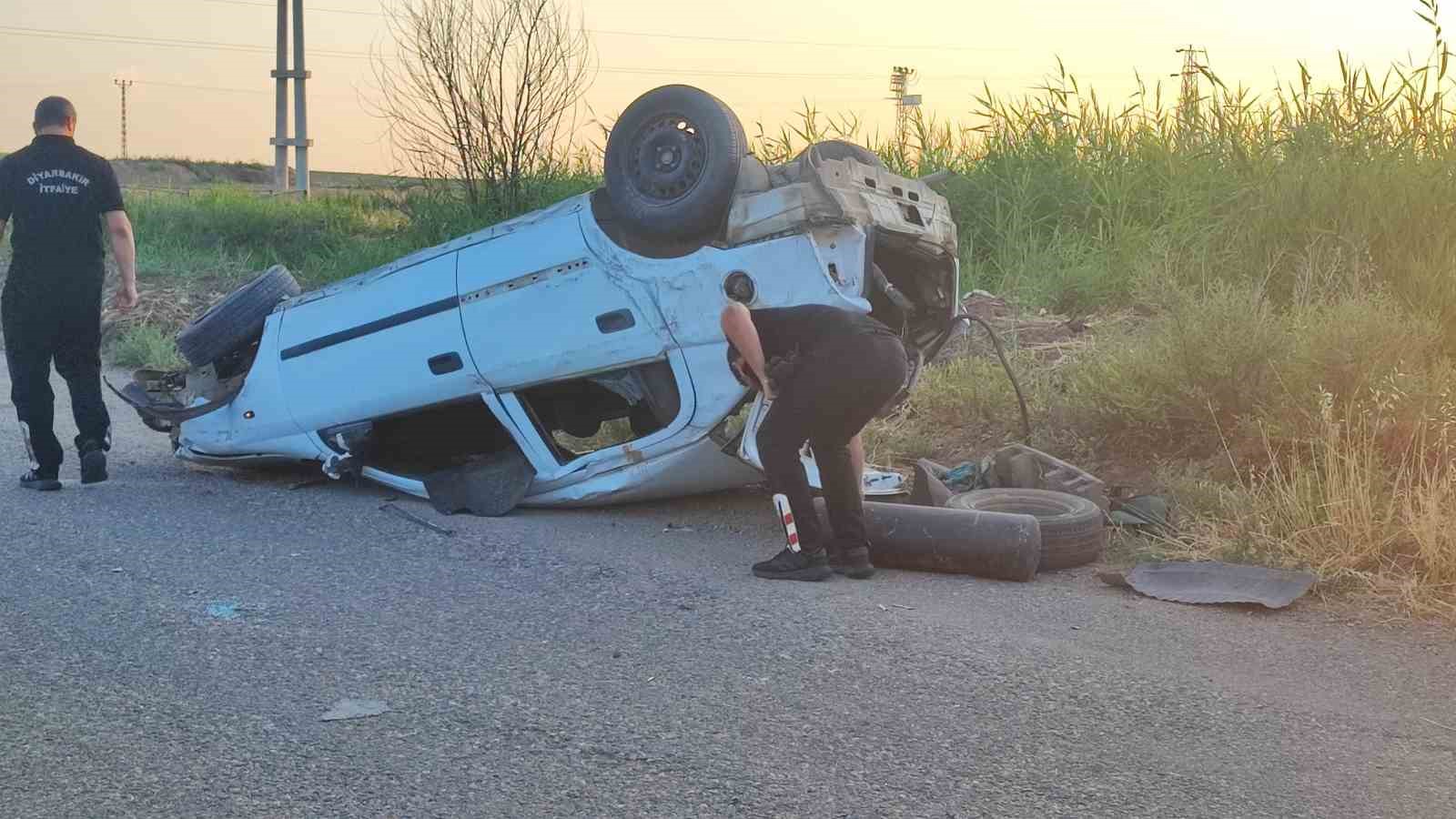 Diyarbakır&rsquo;da otomobil devrildi: 1 &ouml;l&uuml;, 4 yaralı
