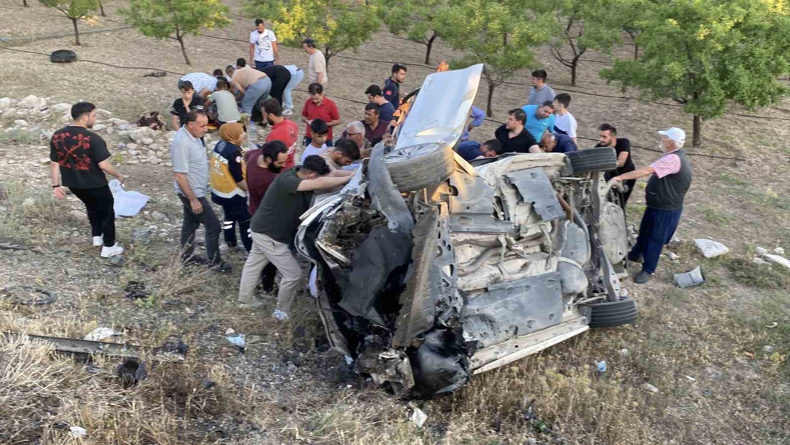 Aksaray’da 2 otomobilin çarpıştığı sıkışmalı kazada 2’si ağır 8 kişi yaralandı