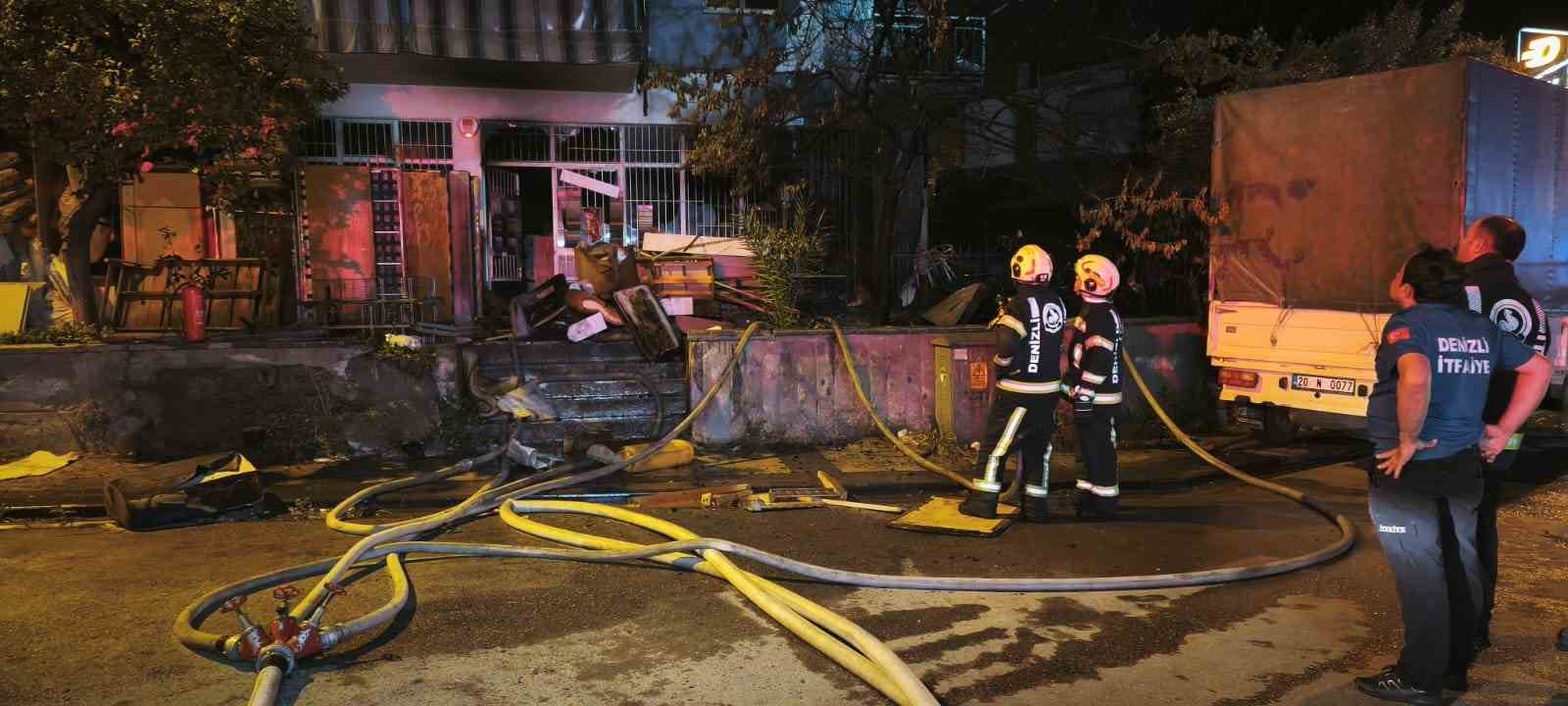 Ağaçta çıkan yangın binaya sıçradı