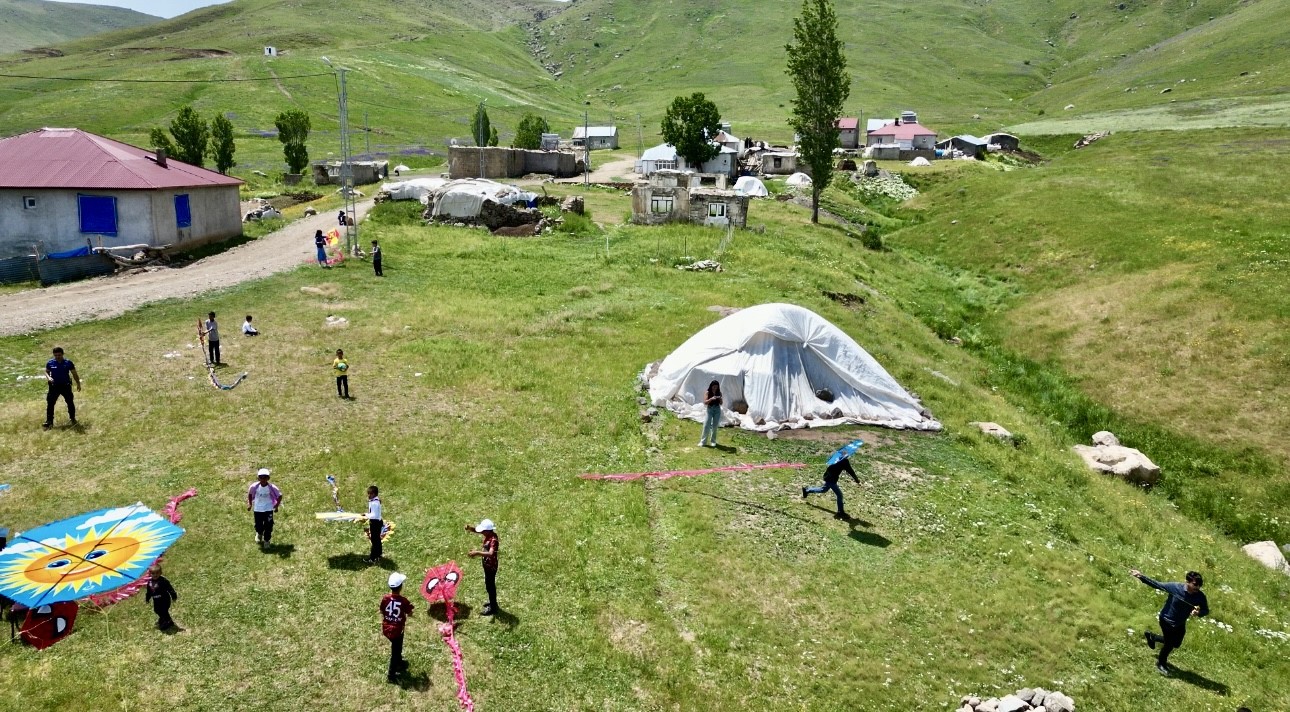 Köy çocuklarının hayali gerçek oldu, gökyüzü uçurtmalarla şenlendi