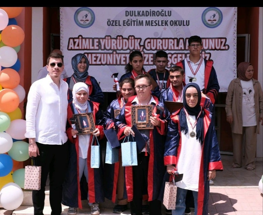 &Ouml;zel &ccedil;ocuklar mezuniyet coşkusu yaşadı
