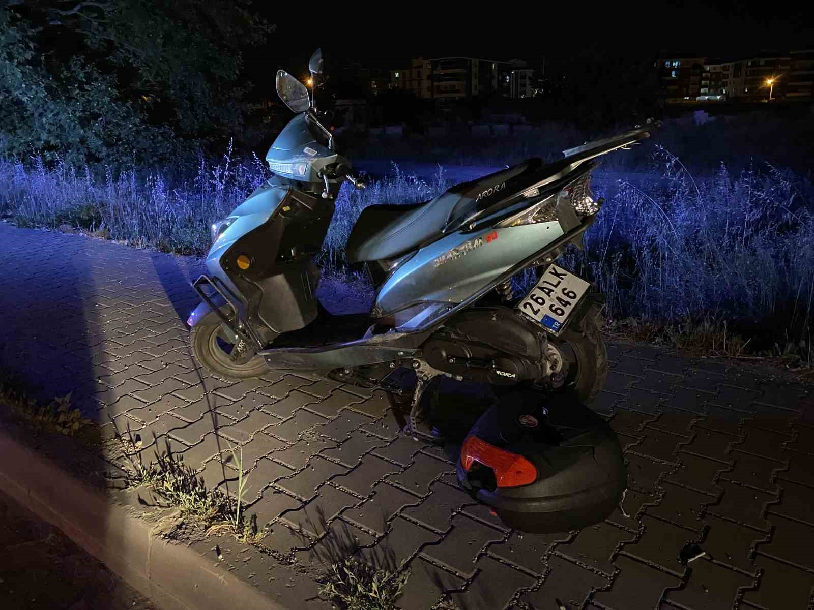 Bir ara&ccedil; motosiklete &ccedil;arpıp ka&ccedil;tı: 2 yaralı
