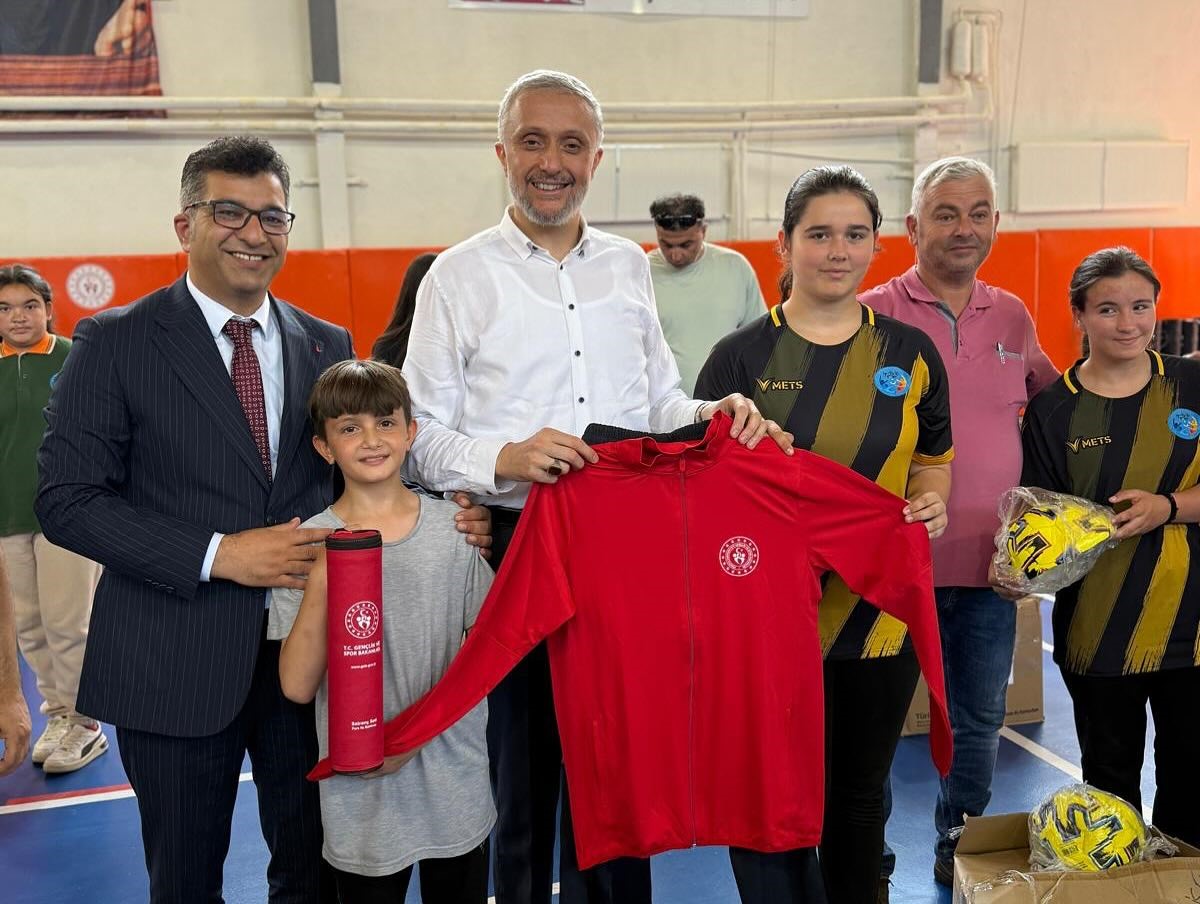 Kütahya’nın ilçelerinde 42 okula spor malzemesi desteği