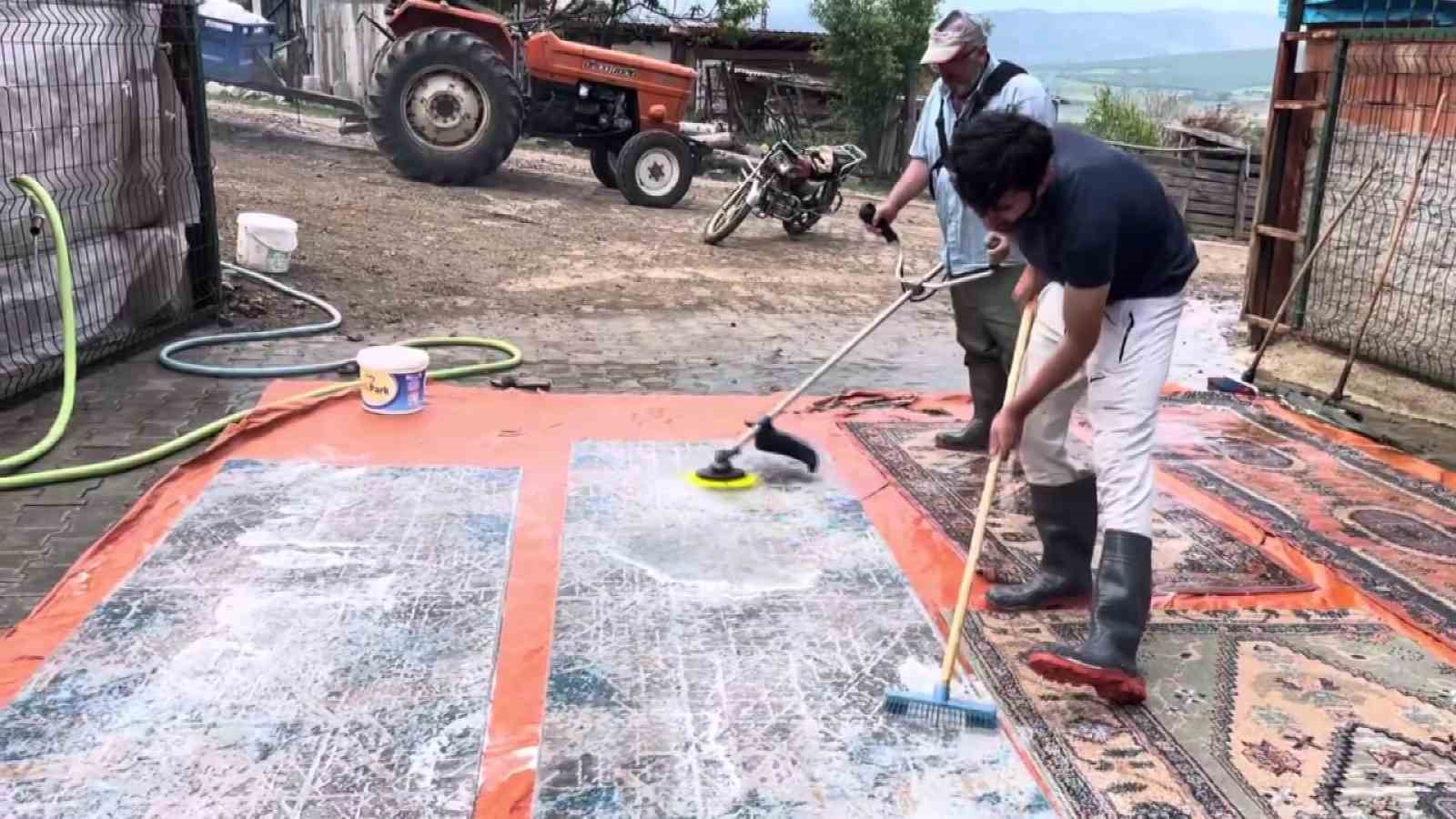 Amasyalı çiftçi halılarını tırpanla yıkadı: "Halı yıkamada çığır açtık"
