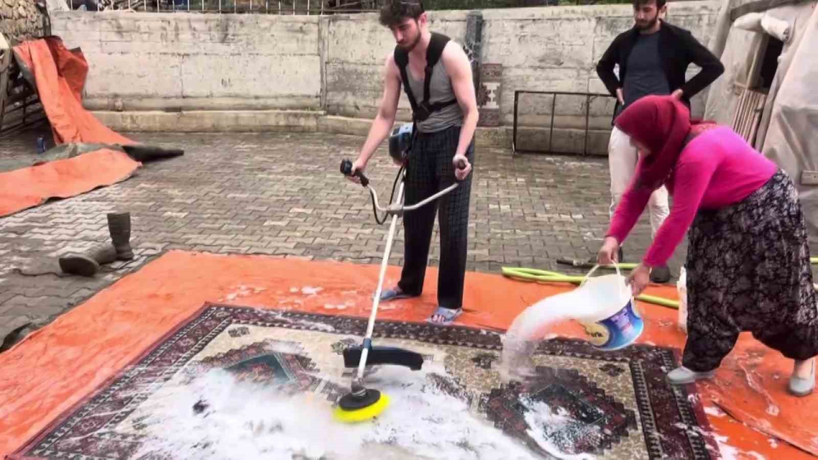 Amasyalı çiftçi halılarını tırpanla yıkadı: "Halı yıkamada çığır açtık"