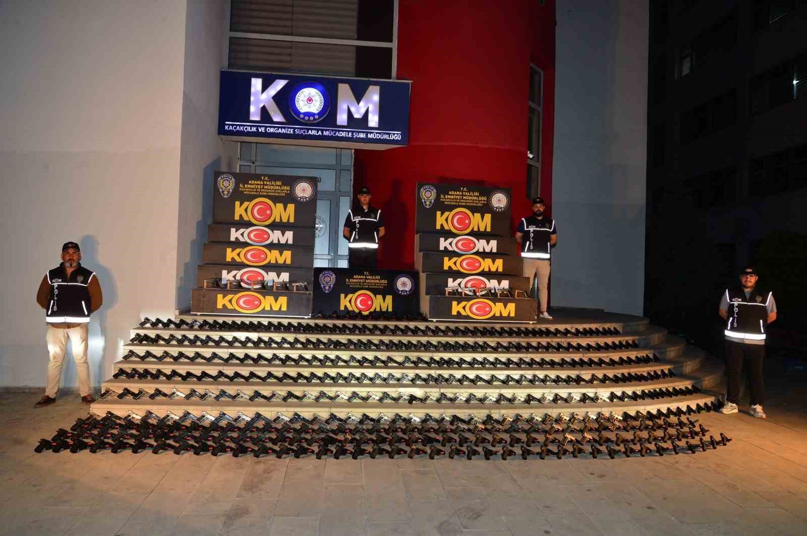 Adana’da tırdaki tarım aletlerine zulalanmış 420 ruhsatsız tabanca ele geçirildi