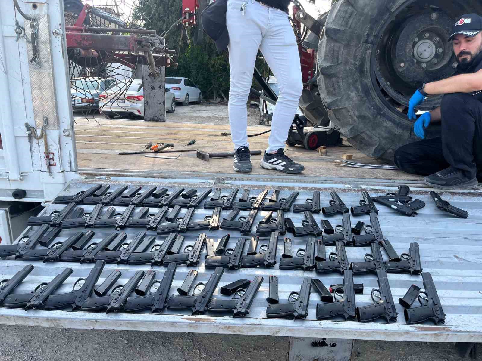 Adana’da tırdaki tarım aletlerine zulalanmış 420 ruhsatsız tabanca ele geçirildi
