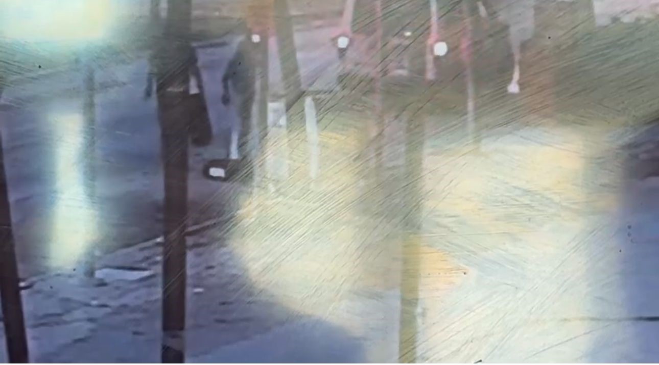 Siverek&rsquo;te kamyonetten d&uuml;şen tekerlekleri &ccedil;aldılar
