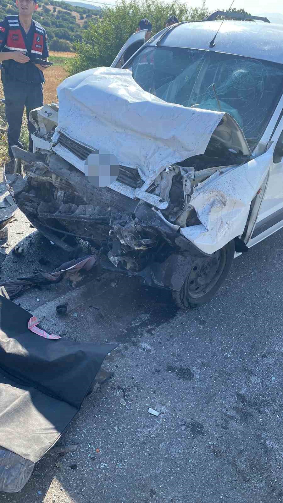 &Ccedil;anakkale&rsquo;de iki ara&ccedil; kafa kafaya &ccedil;arpıştı: 2 &ouml;l&uuml;
