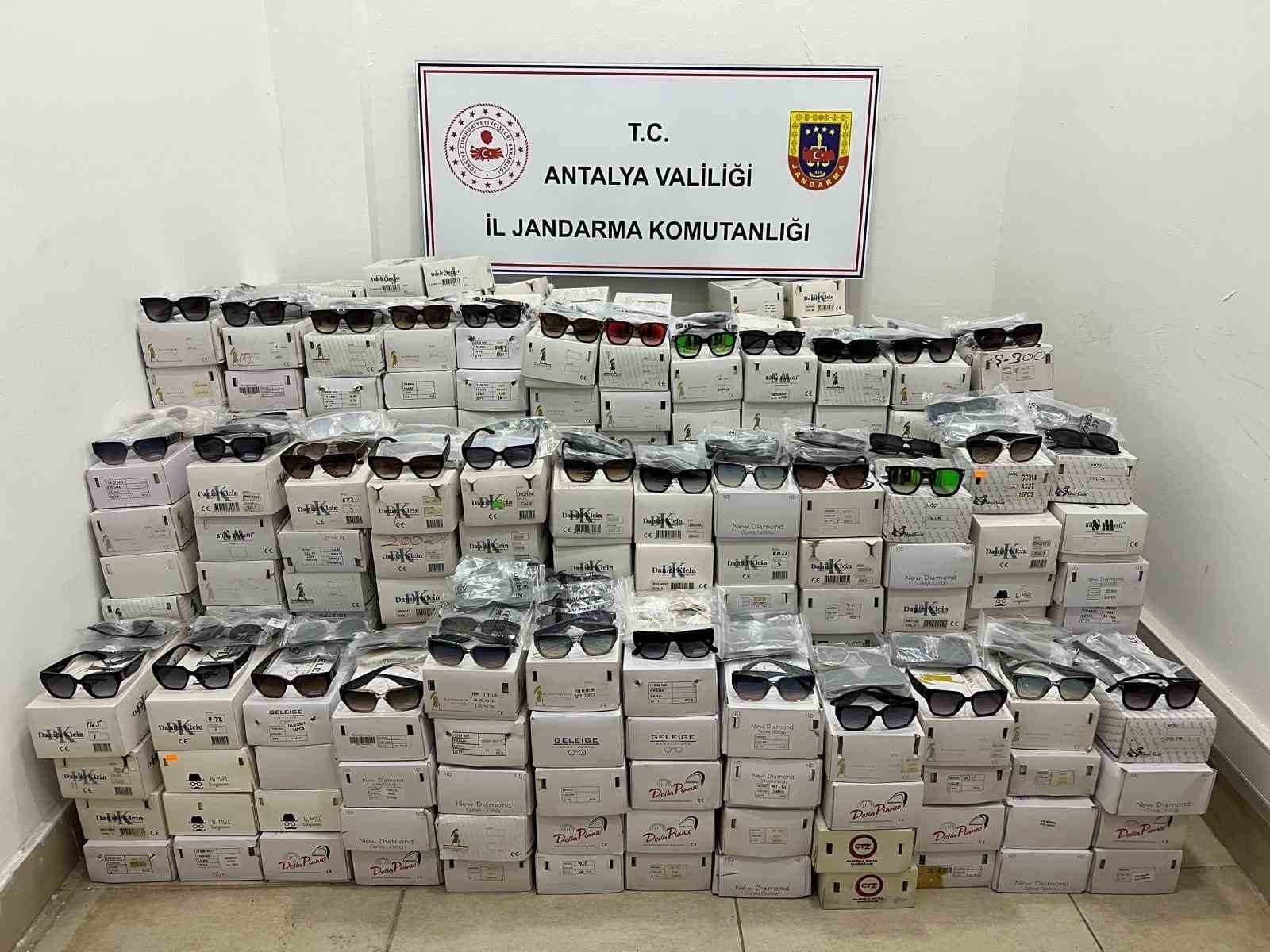 Antalya’da 16 bin adet kaçak güneş gözlüğü yakalandı