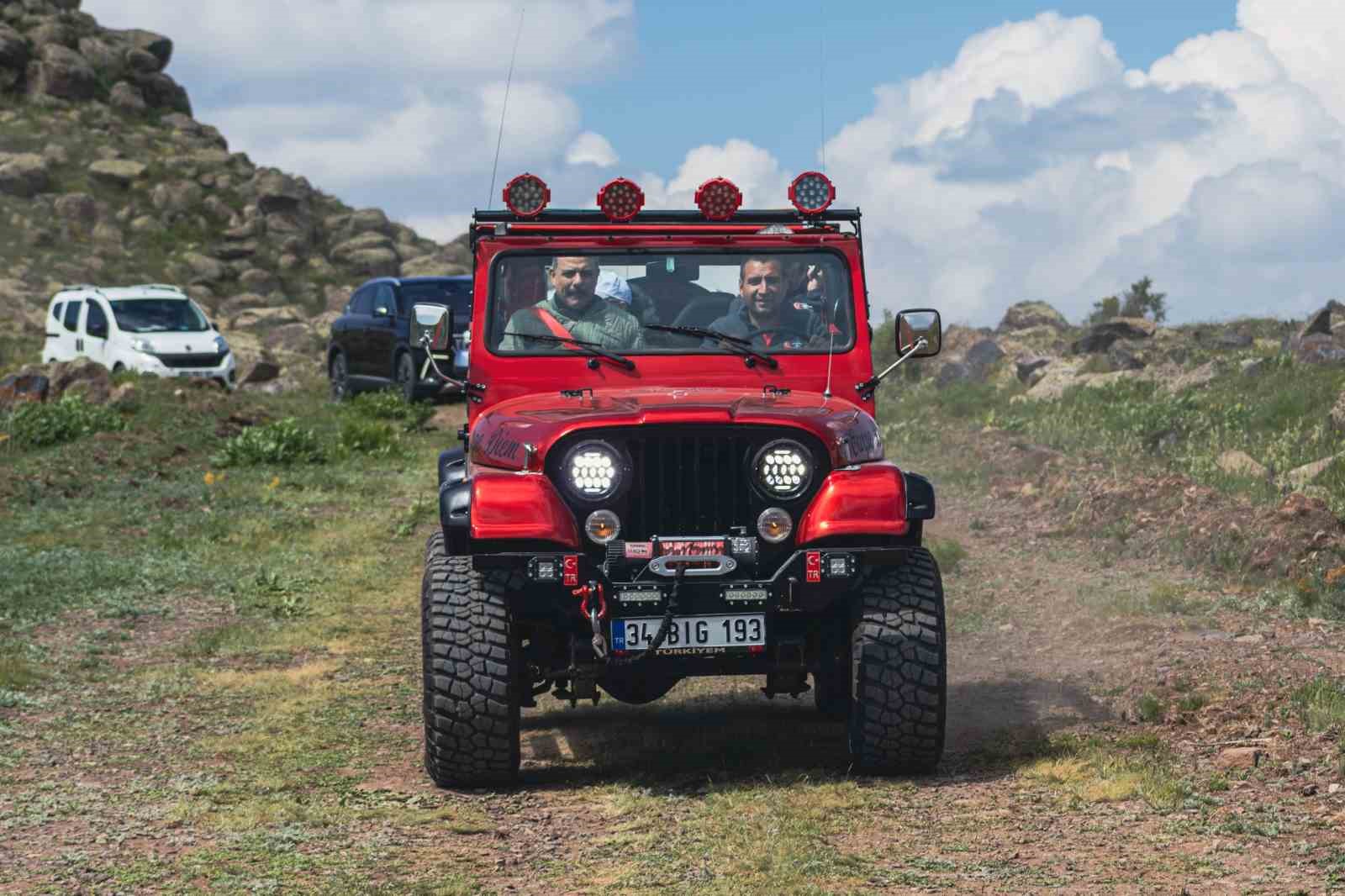 Tarihi tabyalara at ve bisikletlerle ulaştılar, zirveden paraşütle atladılar
