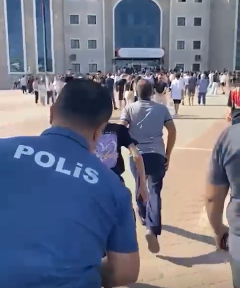 Denizli&rsquo;de sınava ge&ccedil; kalan &ouml;ğrencilerin imdadına polisler yetişti
