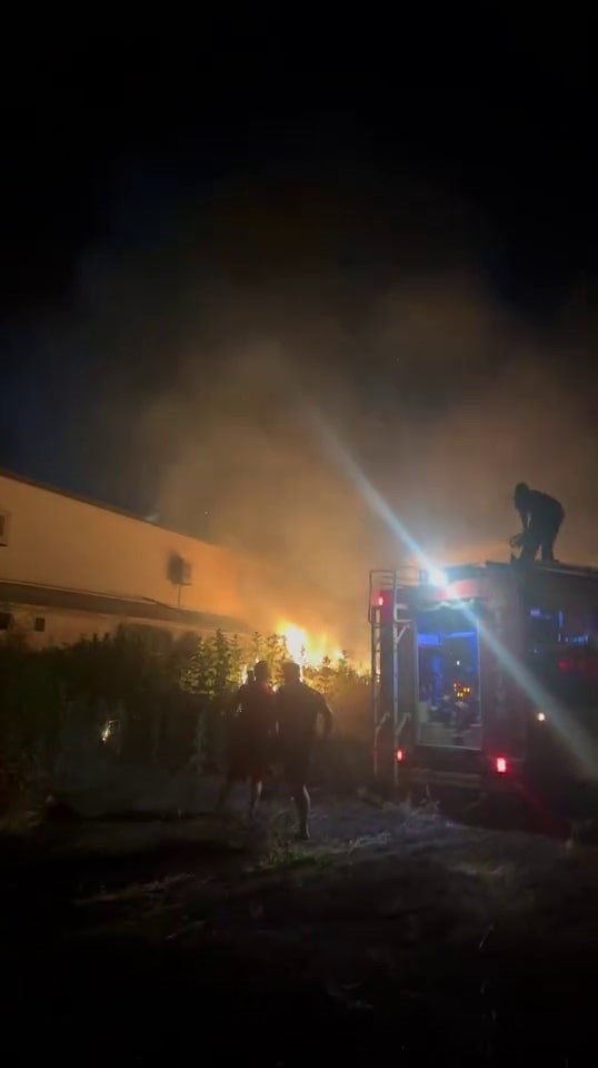 Otluk alanda başlayan yangın, tül fabrikasına sıçradı