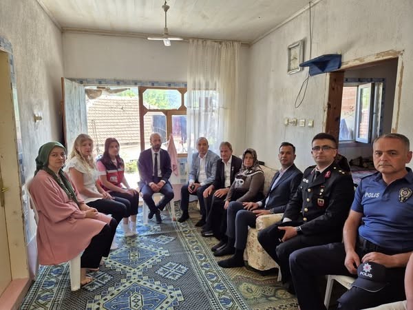 Şehit babalarına anlamlı ziyaret