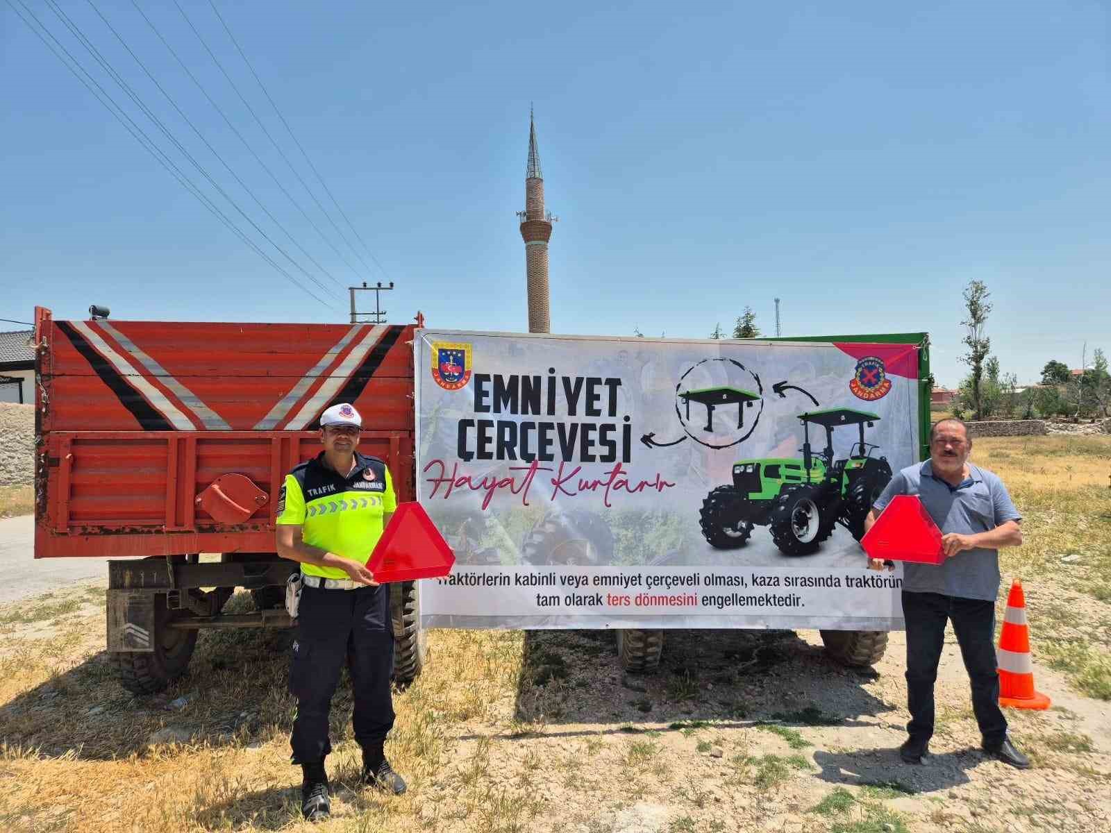 Jandarma traktör sürücülerine eğitim verip, reflektör dağıttı
