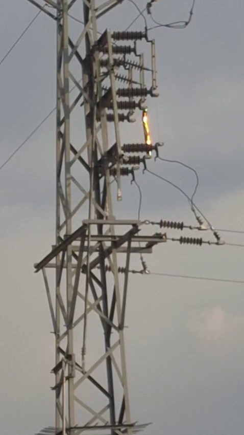 Elektrik hattında çıkan yangın korkuttu