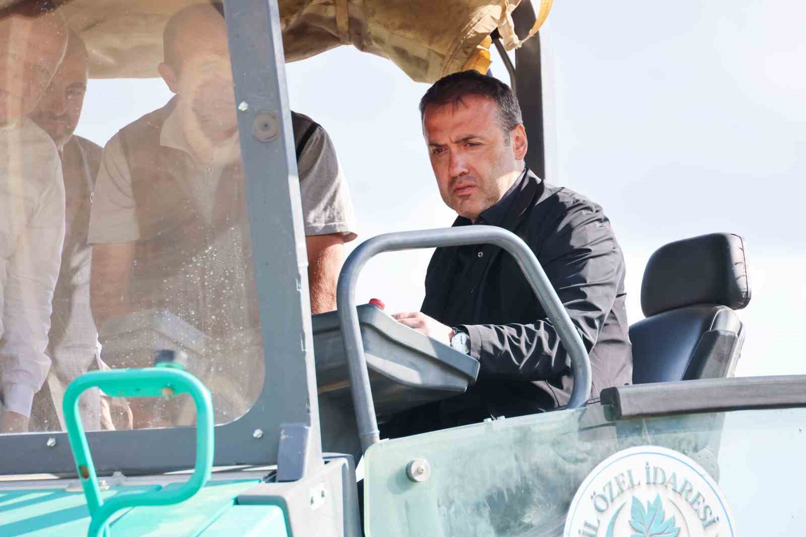 Sezonun ilk asfaltını Vali Sözer attı