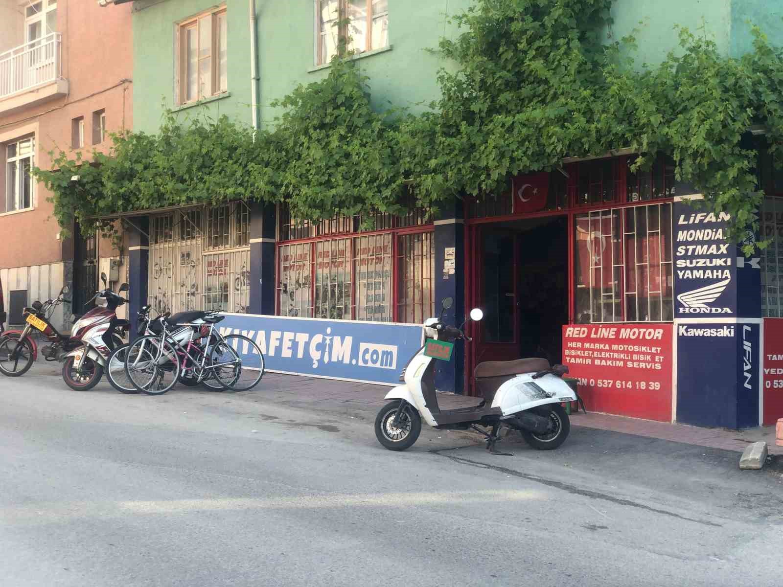 2 bisikletin 40 saniyede &ccedil;alındığı anlar g&uuml;venlik kamerasında
