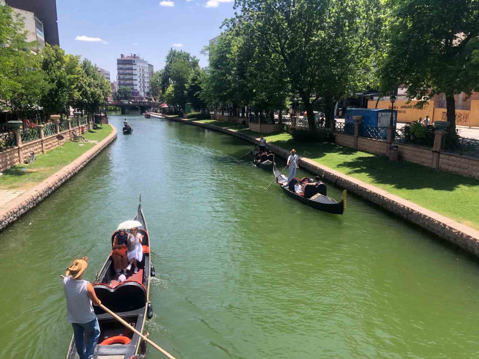 Yaz mevsiminin gelmesiyle gondol turlarına talep arttı