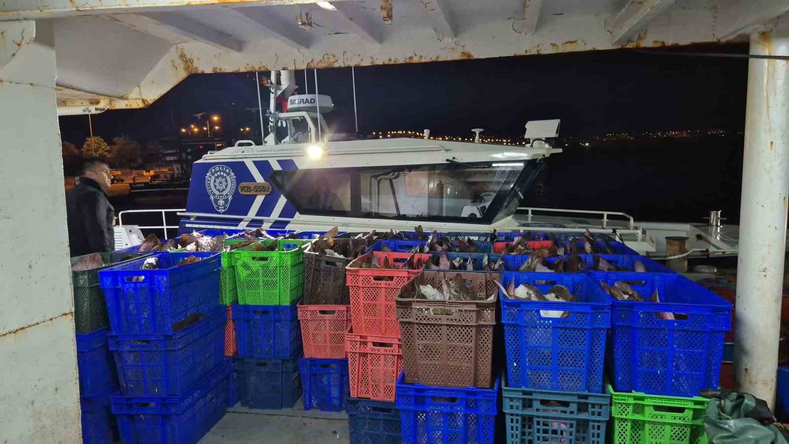 Samsun açıklarında 6 ton kaçak kalkan balığı ele geçirildi