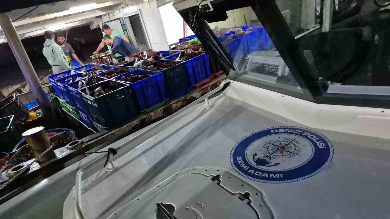 Samsun a&ccedil;ıklarında 6 ton ka&ccedil;ak kalkan balığı ele ge&ccedil;irildi
