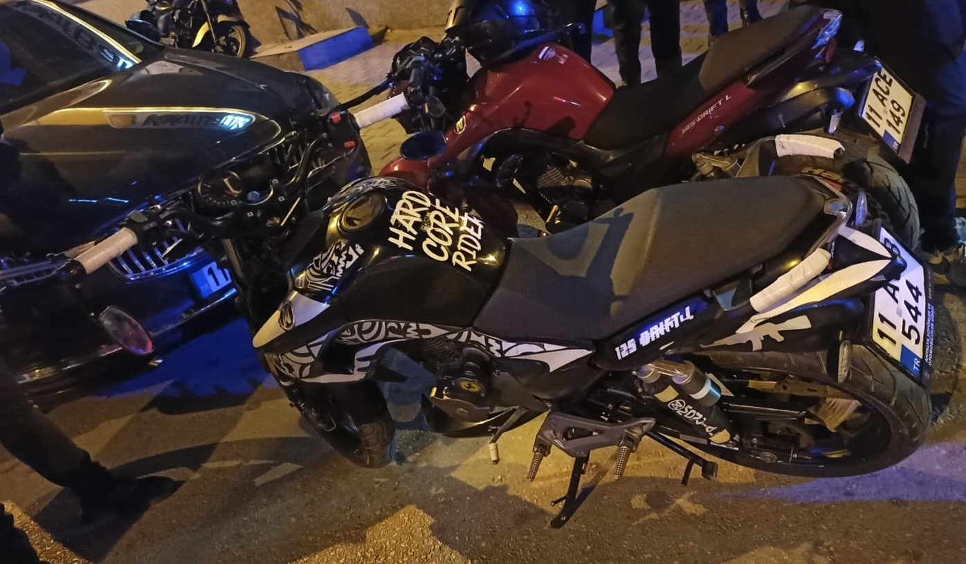 Park içindeki yaya yolunda motosikletle gezenler için gereği yapıldı